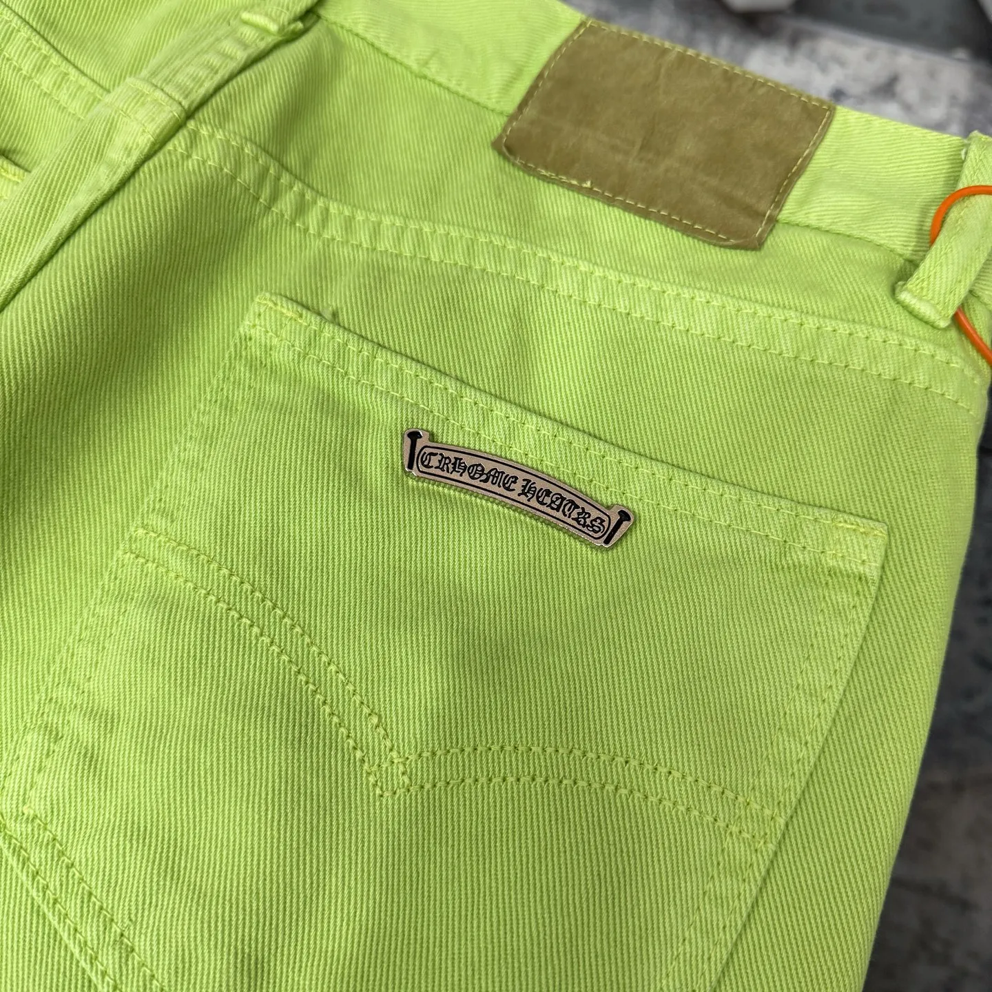 P260 Chrome hearts CH green cow king Yang Mi's same style sex recods limited green cow jeans. Really restores the ultimate texture of Vintage. Italian special cowhide print and cut. Customized sheepskin three-layer thick line leather. The whole is spliced in heavy water washing process. Craftsmen hand-splash ink. You can see the details. Three-dimensional cutting version. Loose and comfortable. Not picky about the figure. Makes taller and slimmer. Seiko factory. Original quality control. Same style for men and women. Can be matched with couples. Versatile recommendation. Essential jeans for all seasons Color: Green Size: S-XL